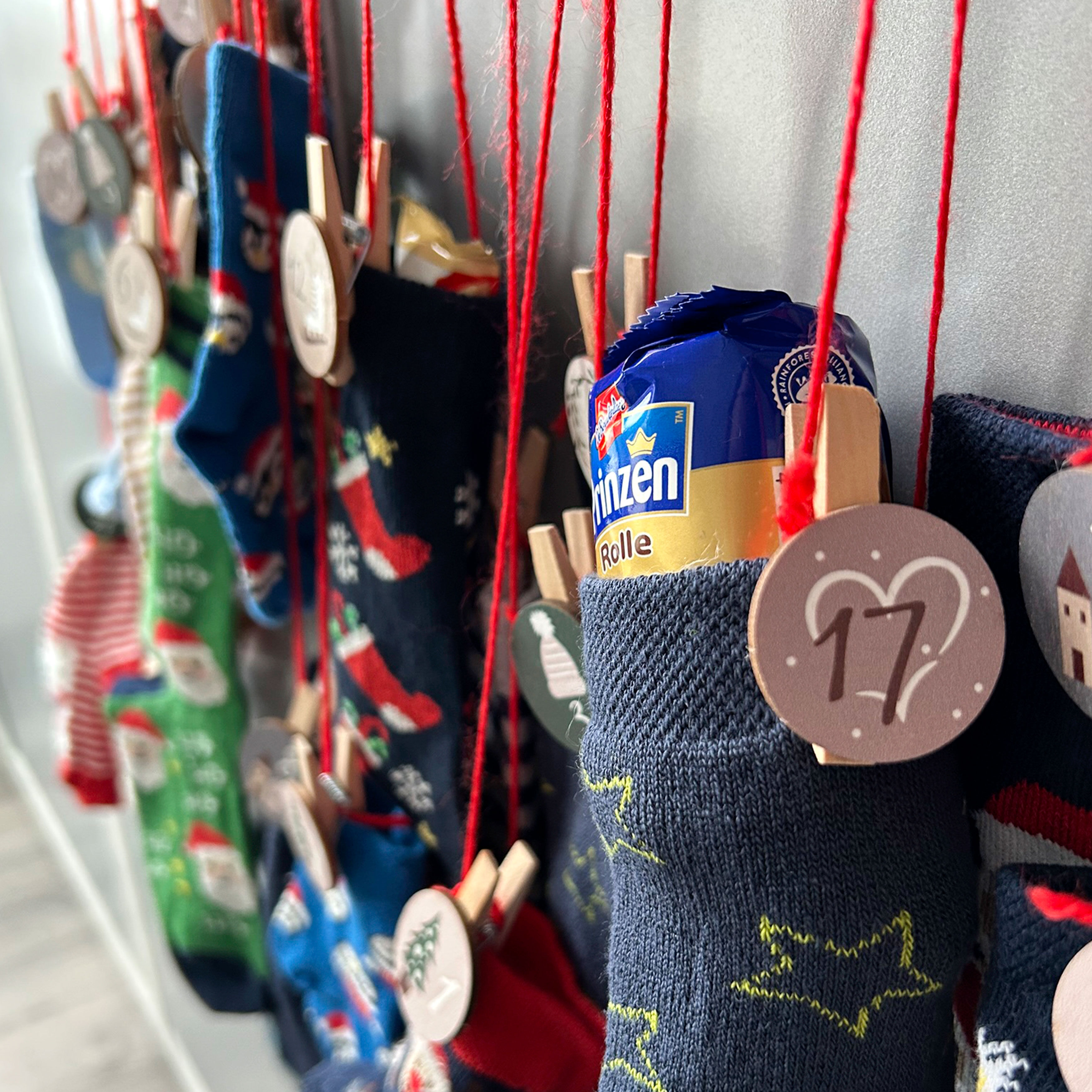 Ein Türchen wird mit Schokoladenkeksen gefüllt.