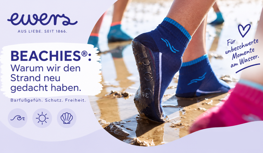 Aquasocken Beachies an Füßen im Watt