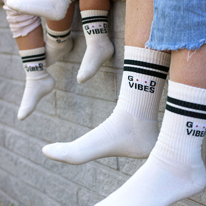 Ein weißer Tennissocken mit der Aufschrift Good Vibes