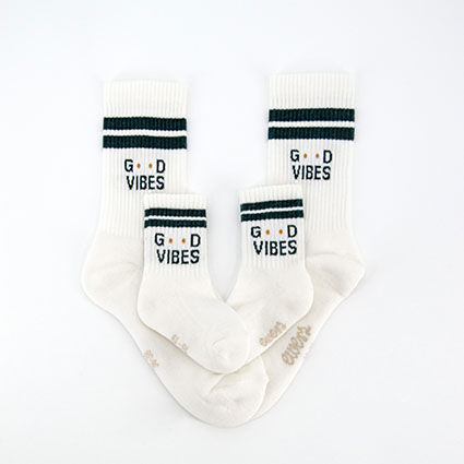 Ein weißer Tennissocken mit der Aufschrift Good Vibes