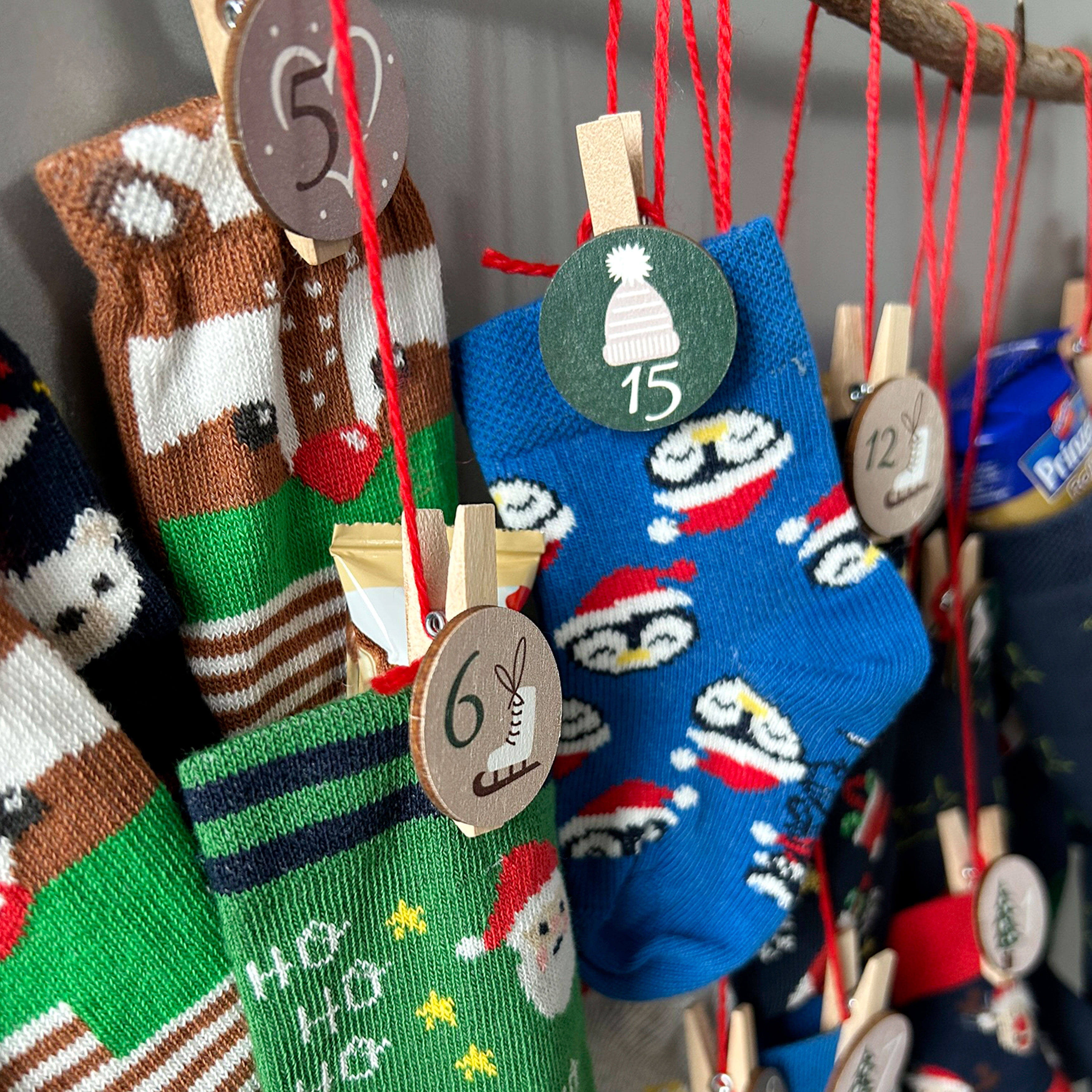 Nahaufnahme einzelner Adventskalendertürchen.